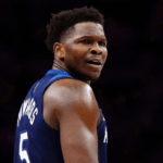 Anthony Edwards con gesto contemplativo durante un partido de los Timberwolves