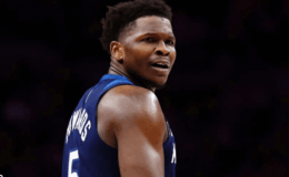 Anthony Edwards con gesto contemplativo durante un partido de los Timberwolves