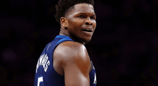 Anthony Edwards con gesto contemplativo durante un partido de los Timberwolves