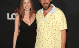 Adam Sandler y su esposa Jackie Sandler posan sonrientes juntos en una alfombra roja durante un estreno en Hollywood