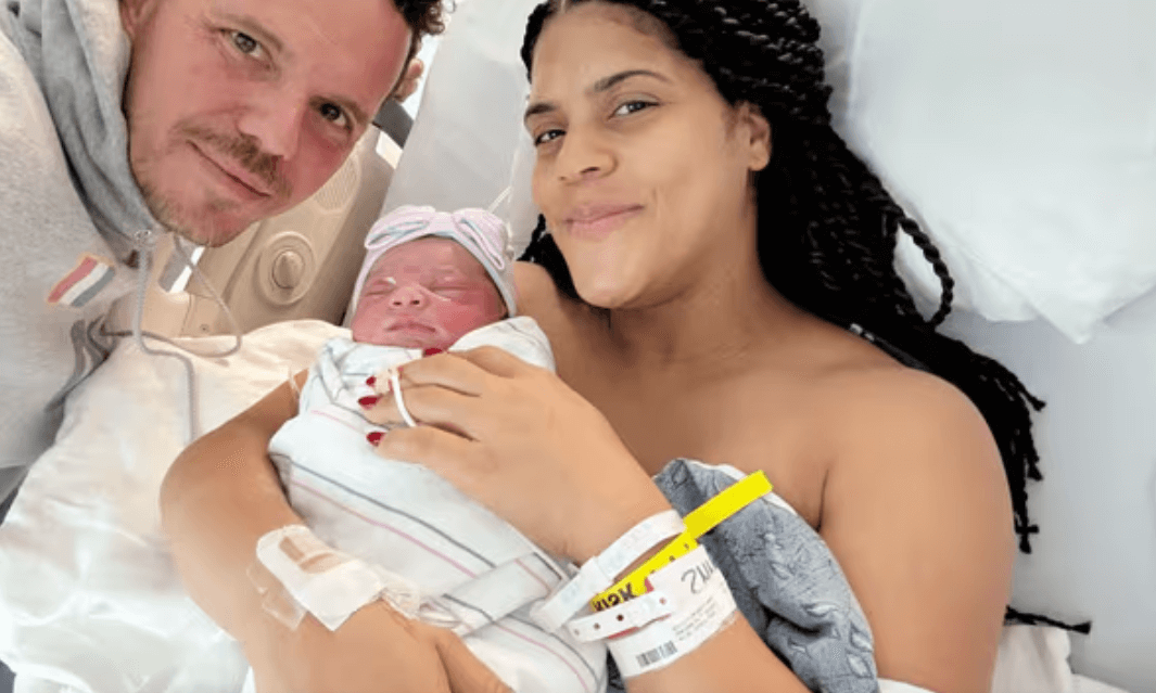 Expresión dulce y relajada de Francisca Lachapel y su familia al ver el nuevo integrante