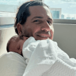 Gregorio Pernía sostiene en brazos a su hijo, en una imagen tierna que refleja cercanía y emoción familiar.