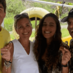 Chayanne posa sonriente junto a su esposa y sus dos hijos en una imagen familiar íntima y cálida que muestra su faceta más personal fuera de los escenarios.