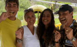 Chayanne posa sonriente junto a su esposa y sus dos hijos en una imagen familiar íntima y cálida que muestra su faceta más personal fuera de los escenarios.