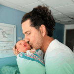 una imagen sutil, sin rostros definidos, que represente protección y cercanía.