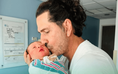 una imagen sutil, sin rostros definidos, que represente protección y cercanía.