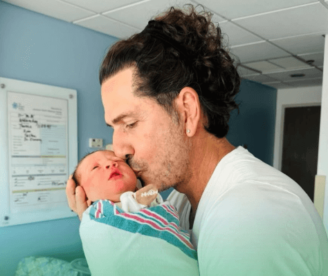 una imagen sutil, sin rostros definidos, que represente protección y cercanía.