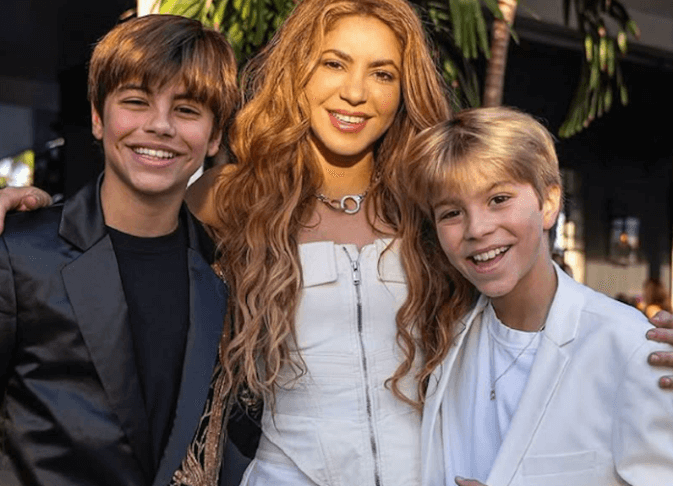 Shakira en una imagen que refleja su vínculo cercano con sus hijos