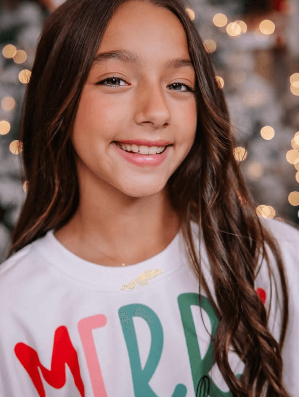 Alaia se muestra en la foto sonriente natural y feliz de lo que a logrado