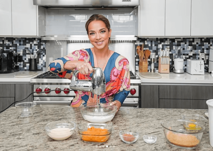 La cocina de la casa de Adamari López combina funcionalidad y estilo contemporáneo