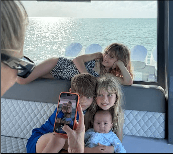 Anna Kournikova tomo una foto de sus hijos para sorprender a su marido Enrique Iglesias.