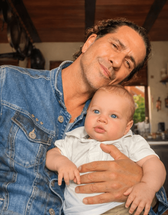 Gregorio Pernía comparte una mirada profunda sobre la paternidad y el paso del tiempo