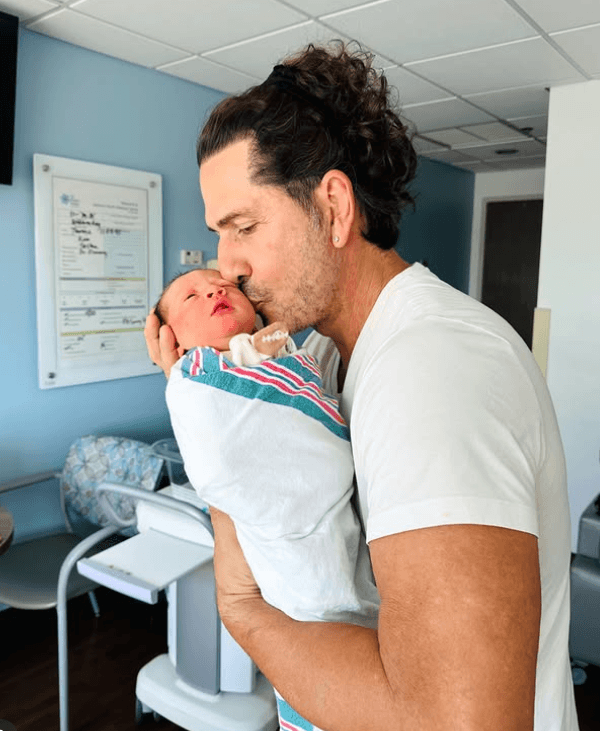 gregorio pernía con su hijo en brazos 